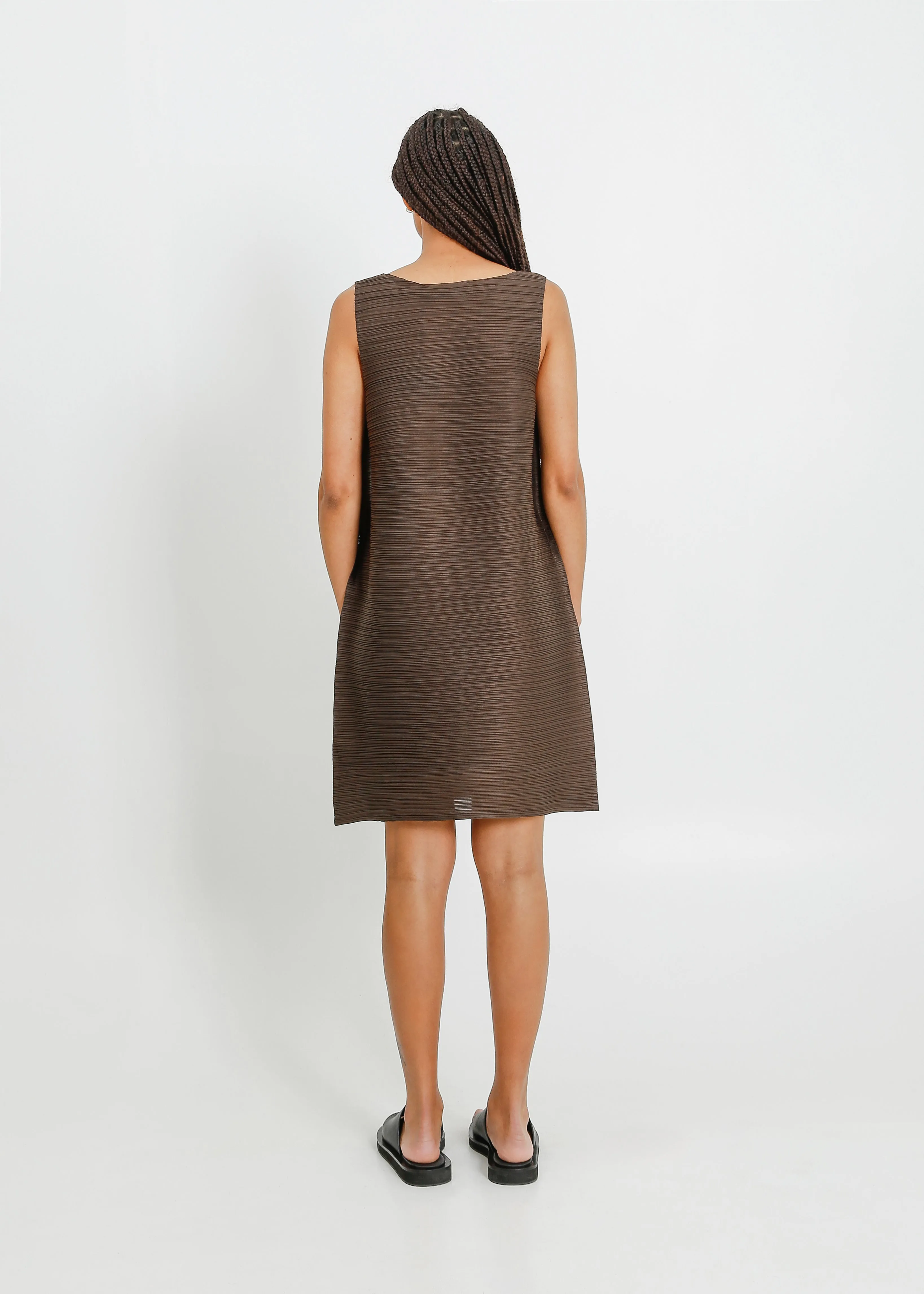 RICKI PLEAT DRESS / CHOCOLATE