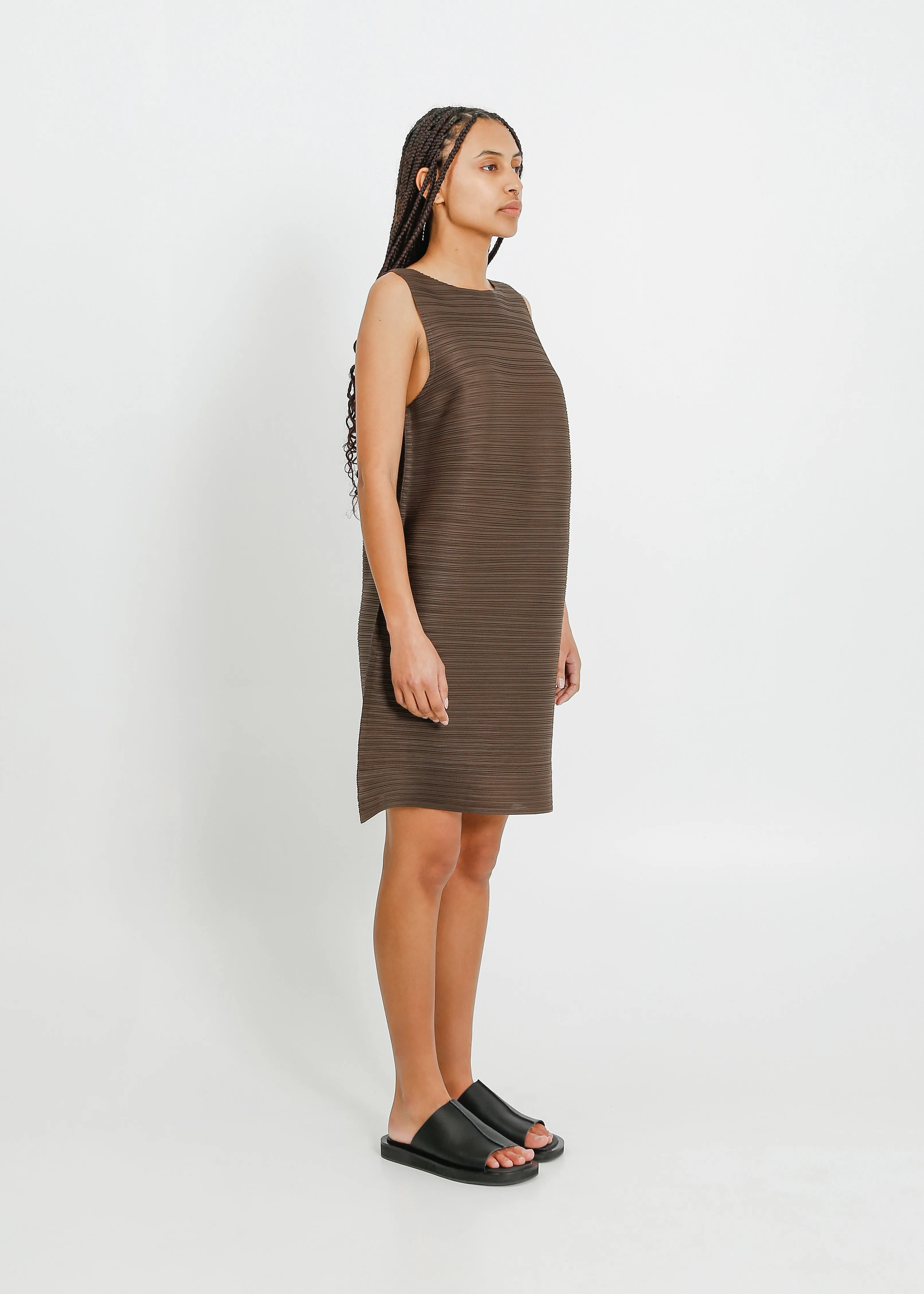 RICKI PLEAT DRESS / CHOCOLATE